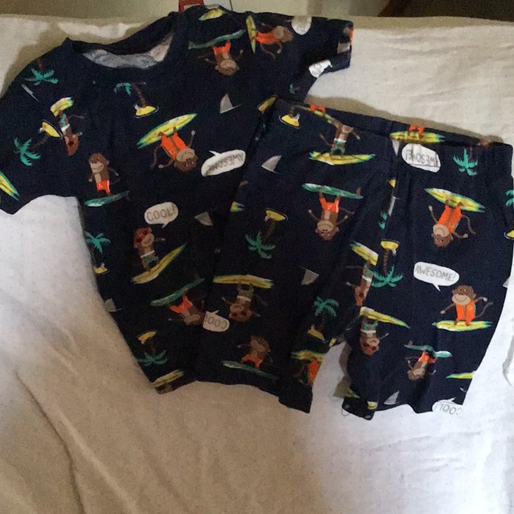 Carter’s pajama set - shorts.     #017